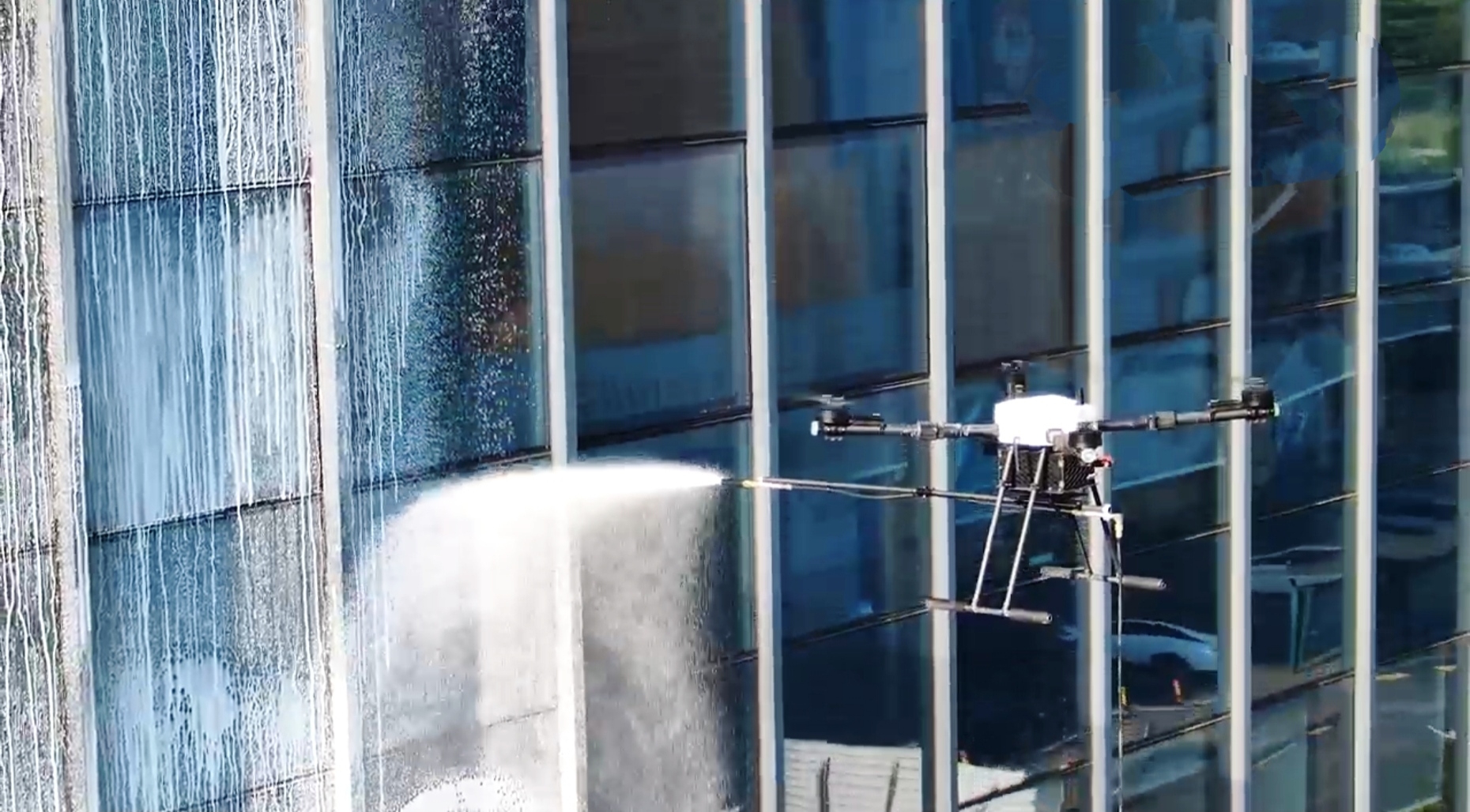 无人机清洁玻璃幕墙作业现场